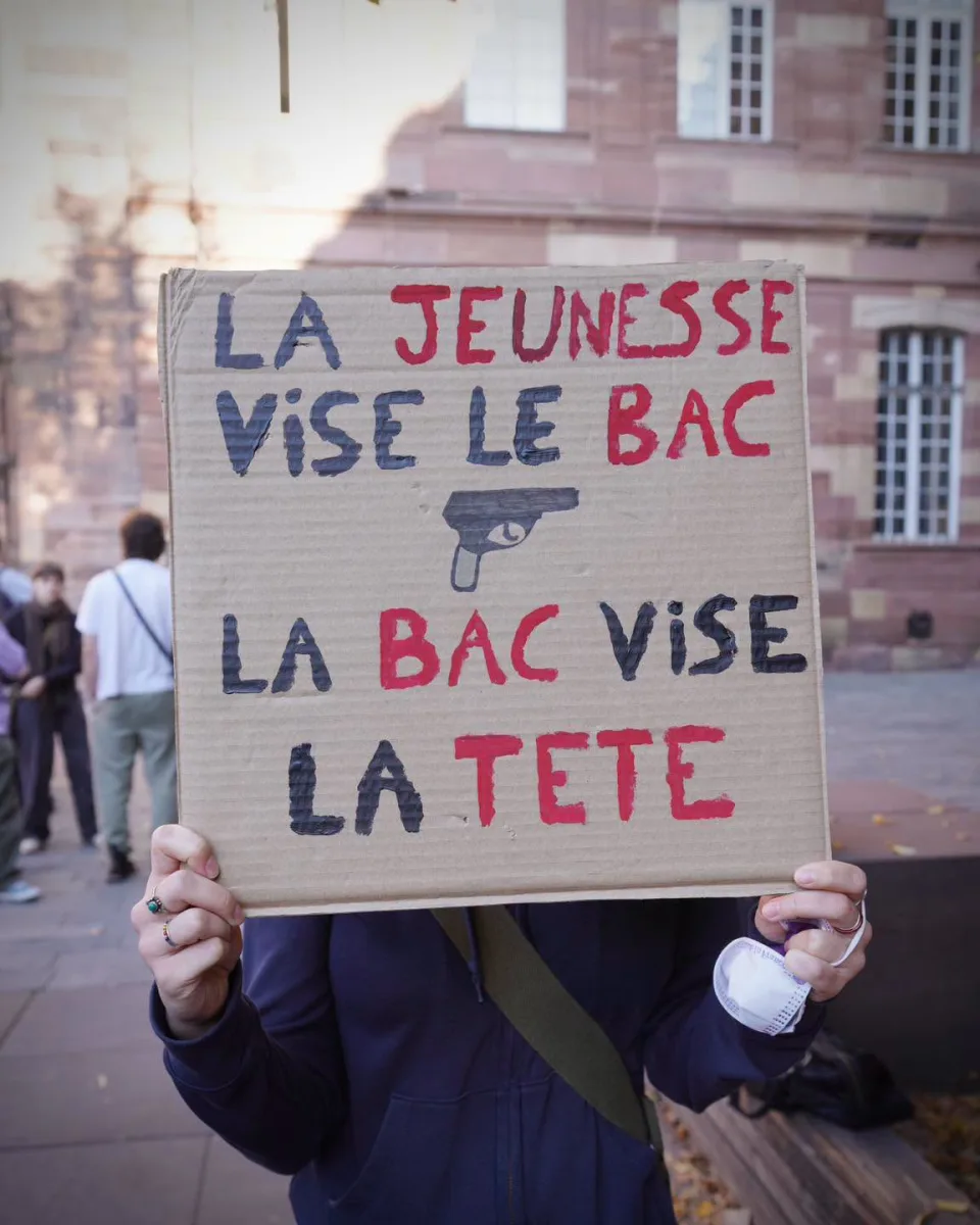 Protestbord met de tekst ‘La jeunesse vise le BAC LA BAC VISE LA TETE’ tijdens ‘Manifestation des lycéen en france’ in Strasbourg, Frankrijk.