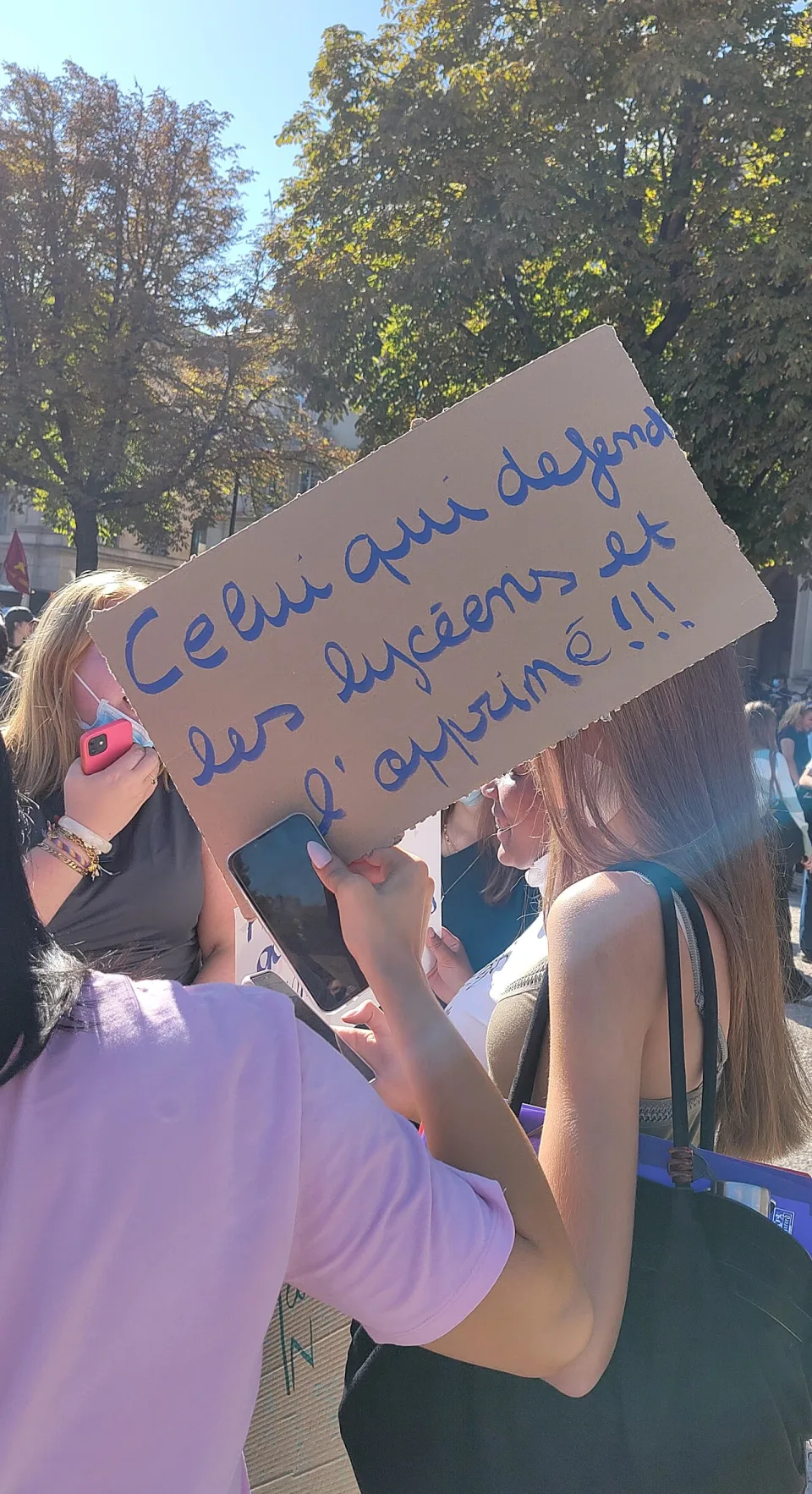 Protest sign reading “Celui qui défend les lycéens et l’opprimé !!!” at “High school student protest in Nancy — 6 October 2026” in Nancy, France.