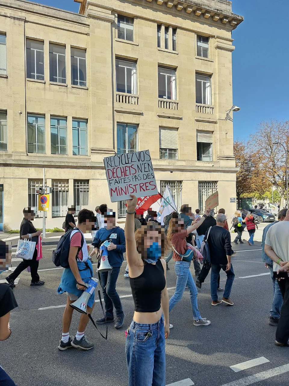 Protest sign reading “Recyclez vos déchets, n’en faites pas des ministres” at “High school student protest in Nancy — 6 October 2026” in Nancy, France.