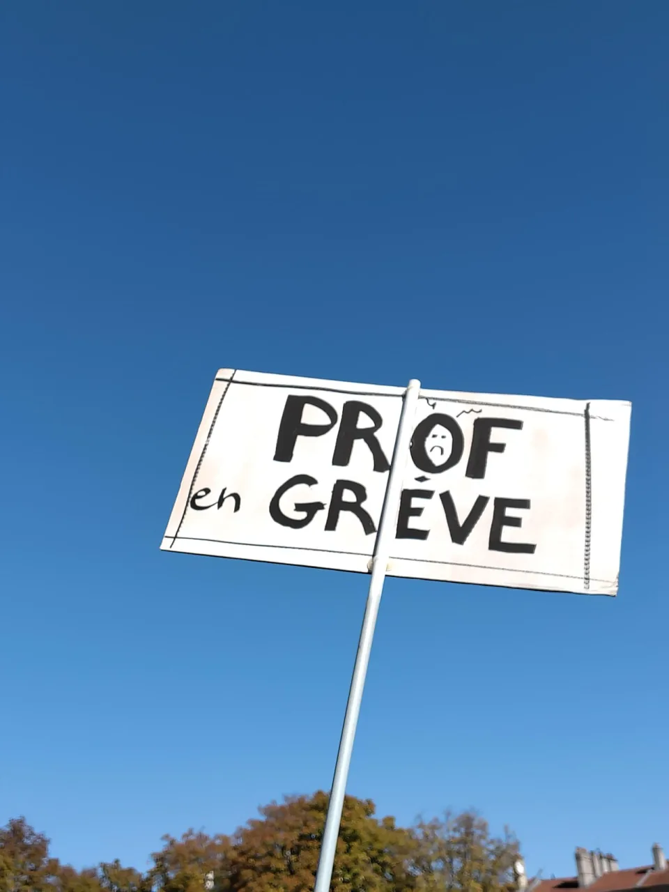 Protestbord met de tekst ‘Prof en grève’ tijdens ‘Scholierenprotest in Nancy — 6 oktober 2026’ in Nancy, Frankrijk.