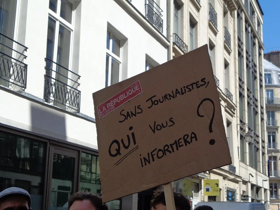 Protest sign reading “Sans journalistes, qui vous informera ?” at “Media independence demonstration — Paris, 18 June 2026” in Paris, France.
