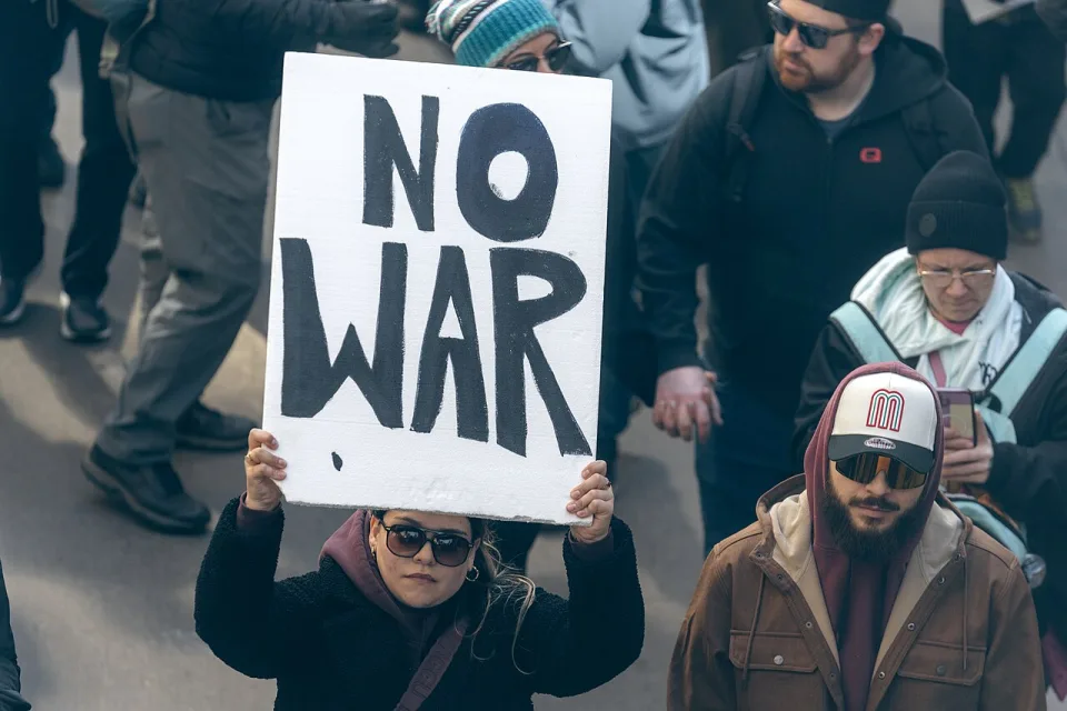 Protestbord met de tekst ‘No war’ tijdens ‘No Kings in Saint Paul — 28 maart 2026’ in Saint Paul, Verenigde Staten.