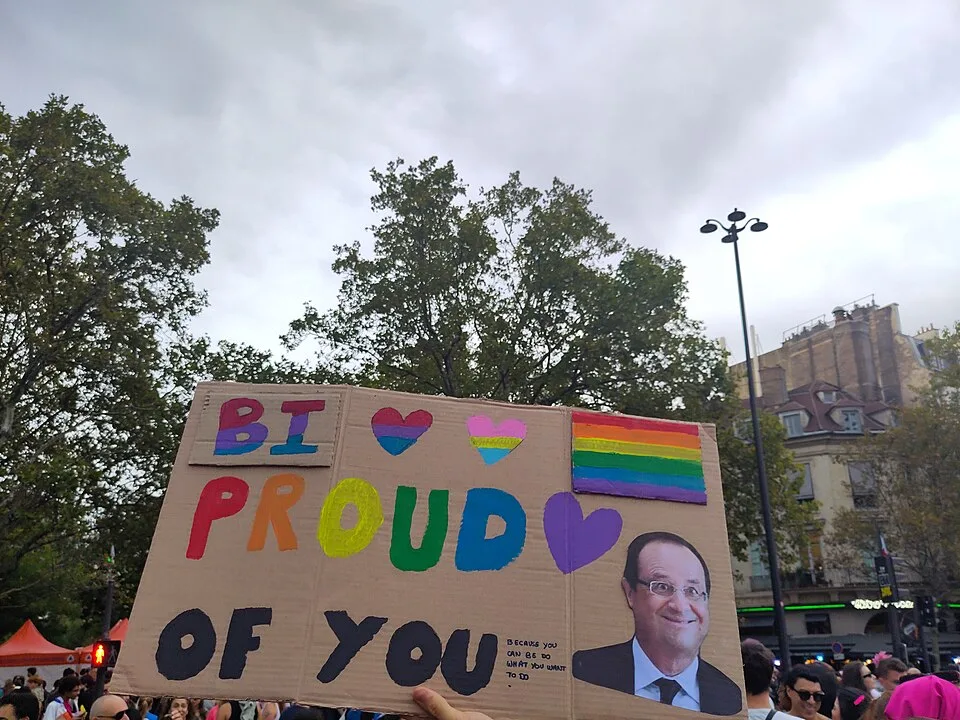 Pancarta con el texto «Bi proud of you» durante «Orgullo de París — 3 de octubre de 2026» en Paris, Francia.