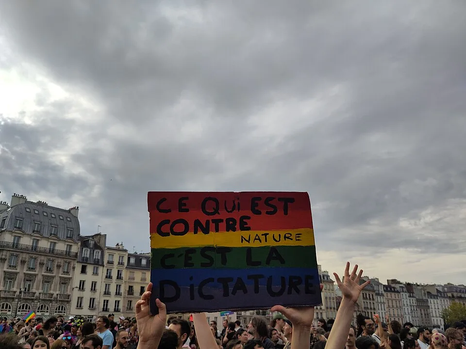 Pancarta con el texto «Ce qui est contre nature, c’est la dictature» durante «Orgullo de París — 3 de octubre de 2026» en Paris, Francia.