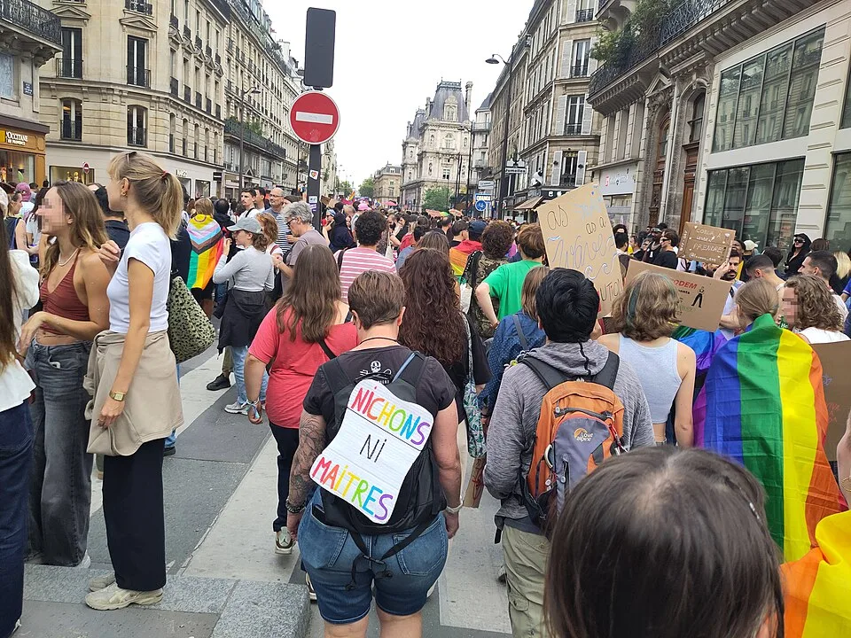 Pancarta con el texto «Nichons ni maîtres» durante «Orgullo de París — 3 de octubre de 2026» en Paris, Francia.