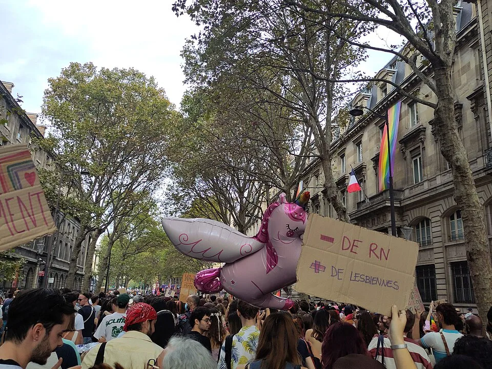 Pancarta con el texto «− de RN, + de lesbiennes» durante «Orgullo de París — 3 de octubre de 2026» en Paris, Francia.