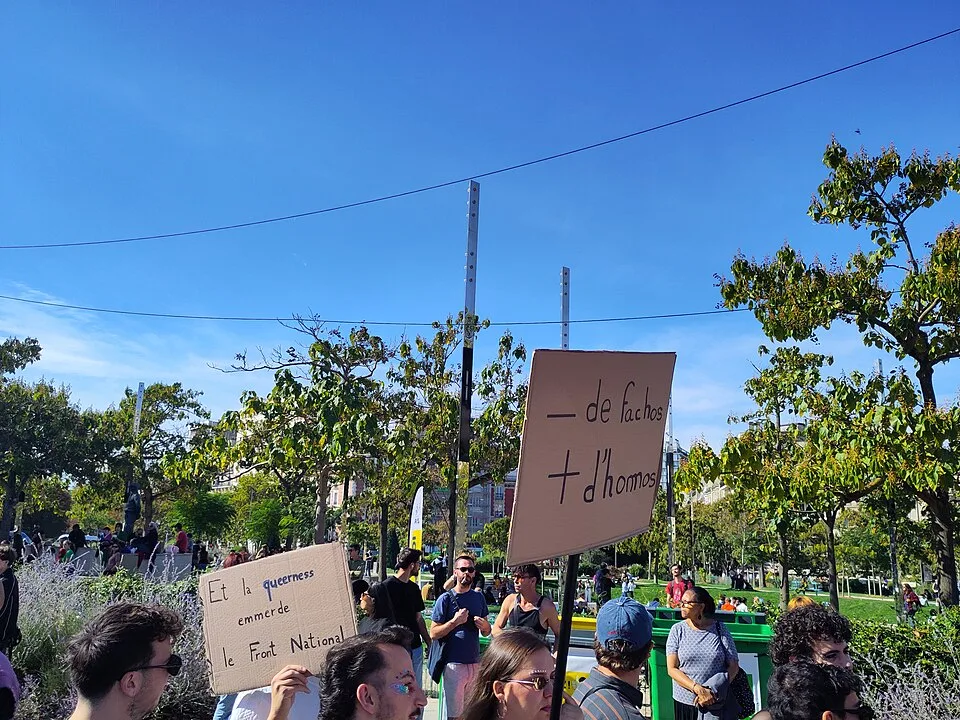 Pancarta con el texto «− de fachos, + d’homos» durante «Orgullo de París — 3 de octubre de 2026» en Paris, Francia.