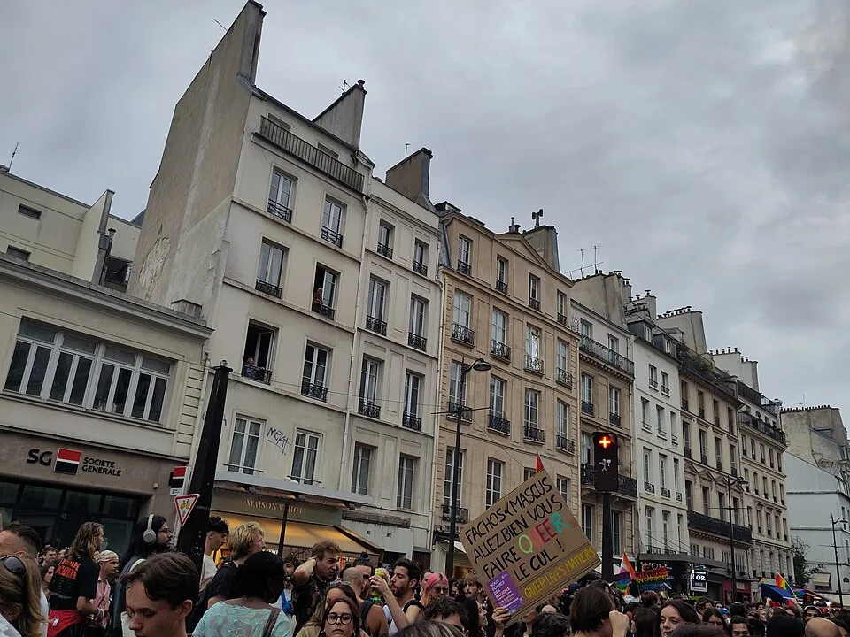 Pancarta con el texto «Fachos-mascus, allez bien vous faire queer le cul !» durante «Orgullo de París — 3 de octubre de 2026» en Paris, Francia.