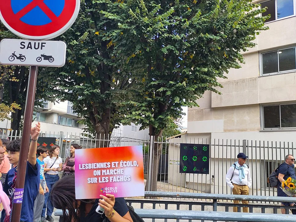 Pancarta con el texto «Lesbiennes et écolo, on marche sur les fachos» durante «Orgullo de París — 3 de octubre de 2026» en Paris, Francia.