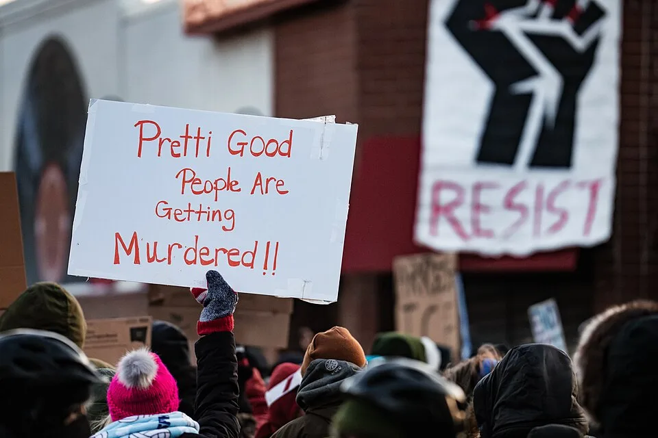 لافتة مظاهرة كُتب عليها «Pretti Good People Are Getting Murdered!!»، صُوّرت في Minneapolis, الولايات المتحدة.