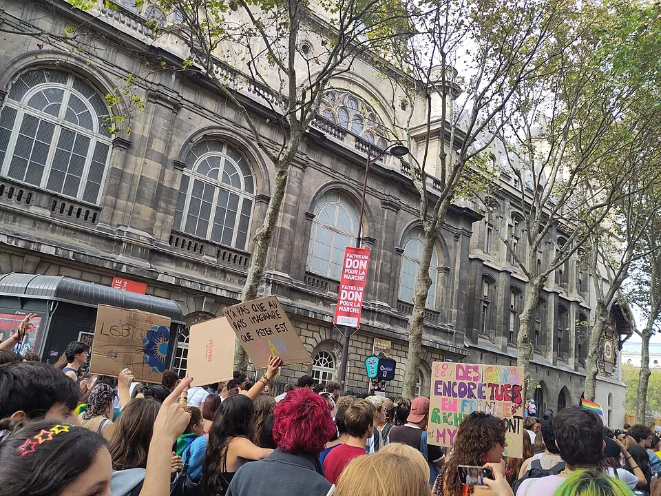 Protest sign reading “Y'a pas qu'au pays imaginaire que Peter est pan” at “Paris Pride — 3 October 2026” in Paris, France.