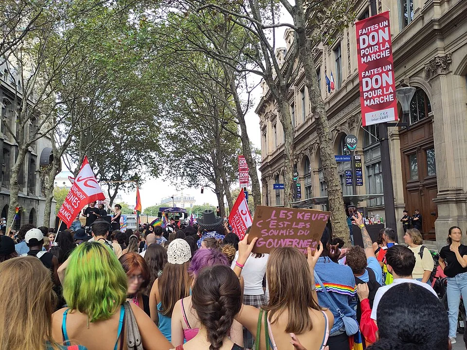 Protest sign reading “Les keufs, c'est les soumis du gouvernement” at “Paris Pride — 3 October 2026” in Paris, France.