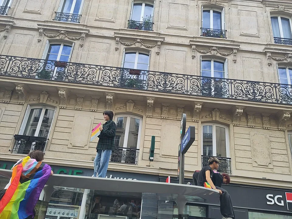 Protest sign reading “J'aime les âmes, pas les genres” at “Paris Pride — 3 October 2026” in Paris, France.