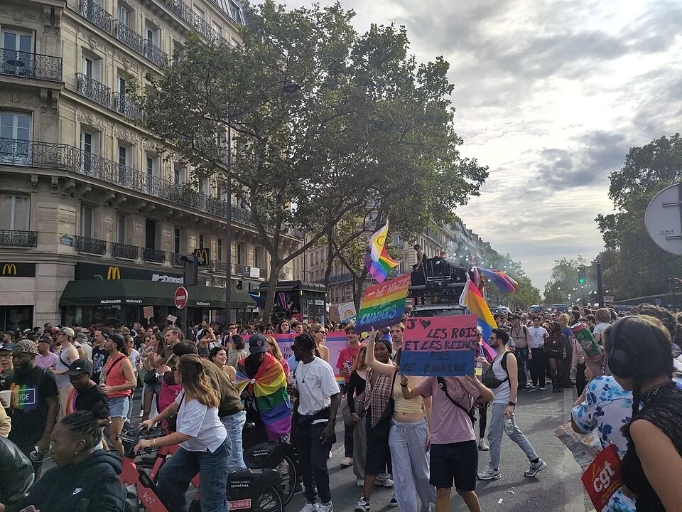 Protest sign reading “J'aime les rois et les reines, pas la haine” at “Paris Pride — 3 October 2026” in Paris, France.