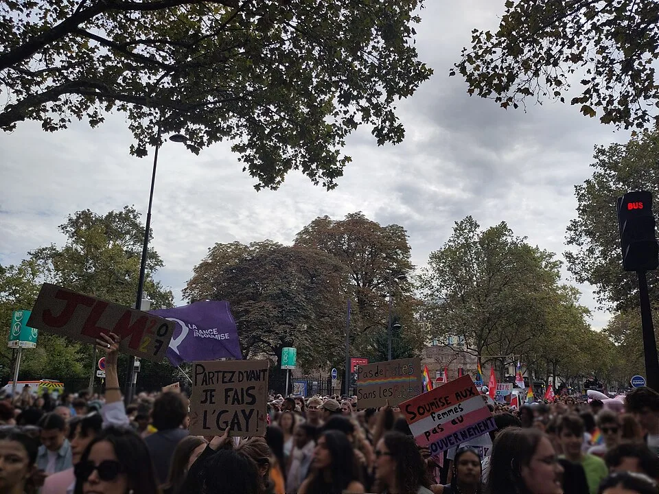 Protest sign reading “Soumise aux femmes, pas au gouvernement” at “Paris Pride — 3 October 2026” in Paris, France.