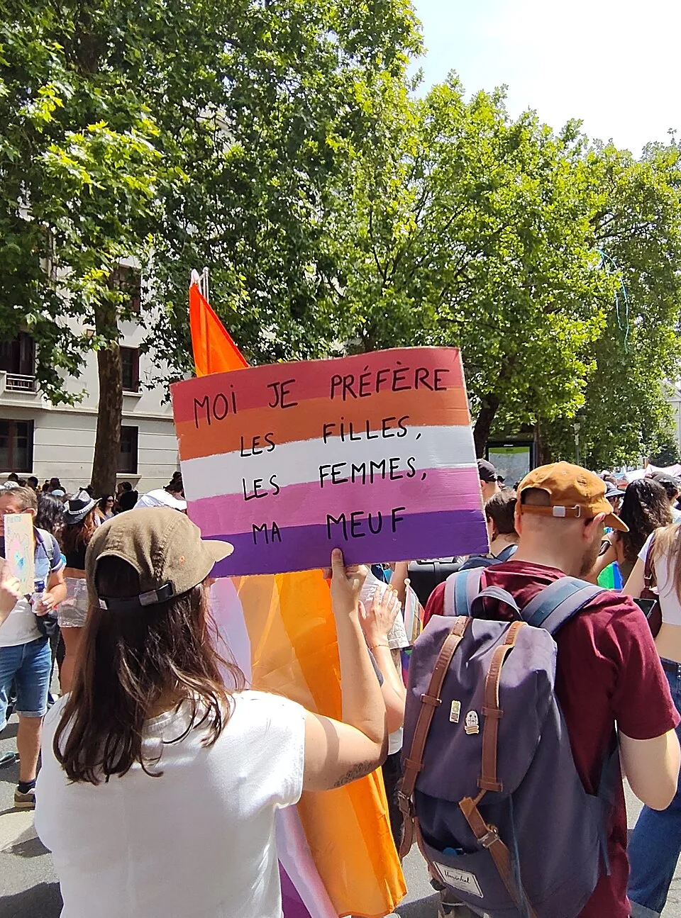 Protest sign reading “Moi je préfère les filles, les femmes, ma meuf”, photographed in Nantes, France.