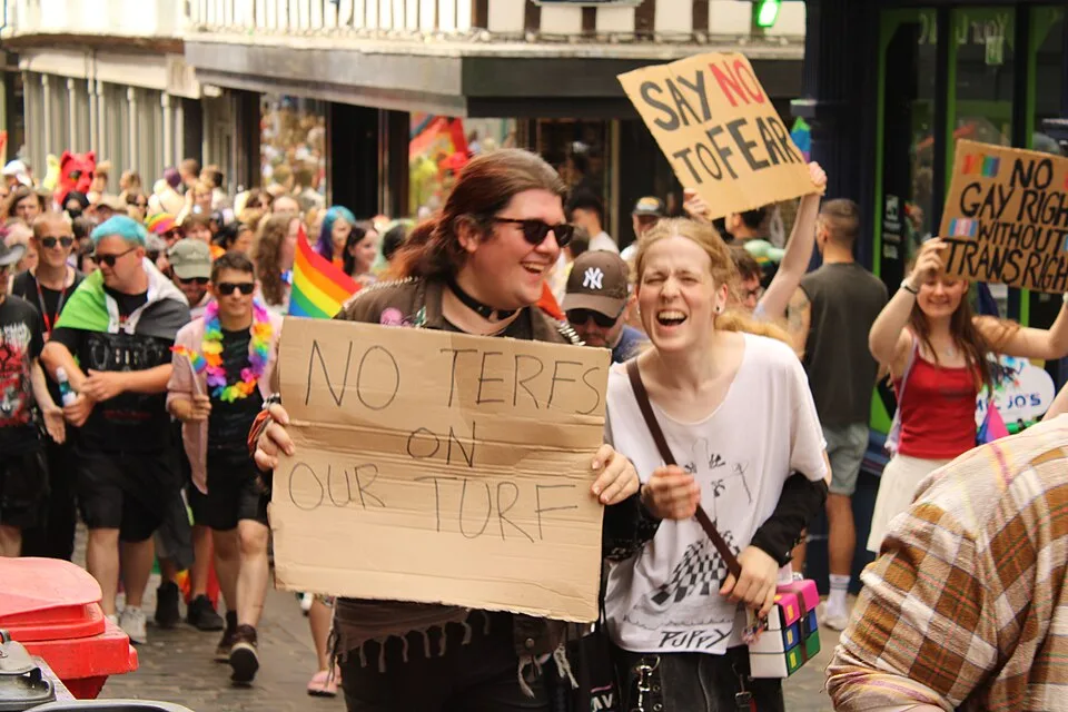 Pancarta con el texto «No TERFs on our turf», fotografiada en Norwich, Reino Unido.