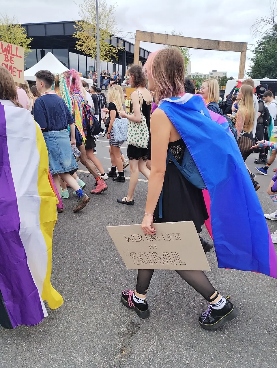 Pancarta con el texto «Whoever reads this is gay», fotografiada en Berlin, Alemania.