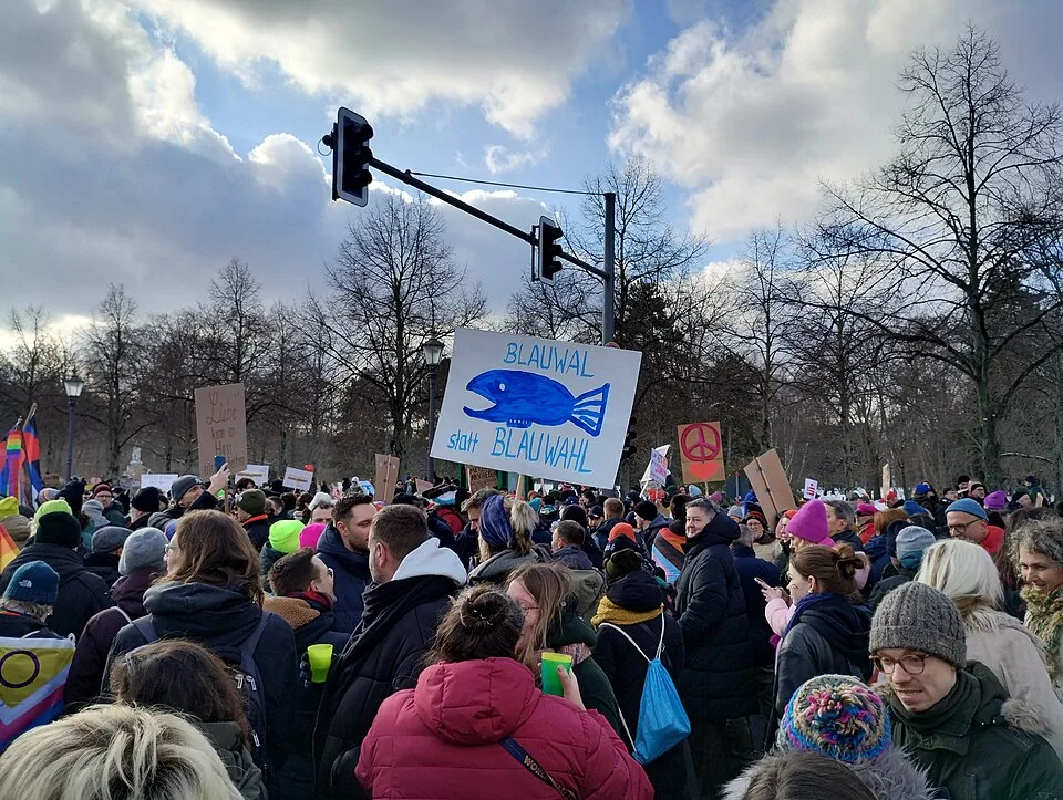 Pancarta con el texto «Blauwal statt Blauwahl», fotografiada en Berlin, Alemania.