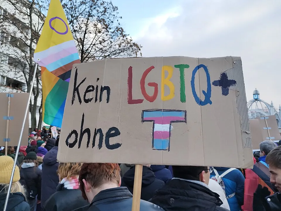 Pancarta con el texto «Kein LGBTQ+ ohne T», fotografiada en Berlin, Alemania.