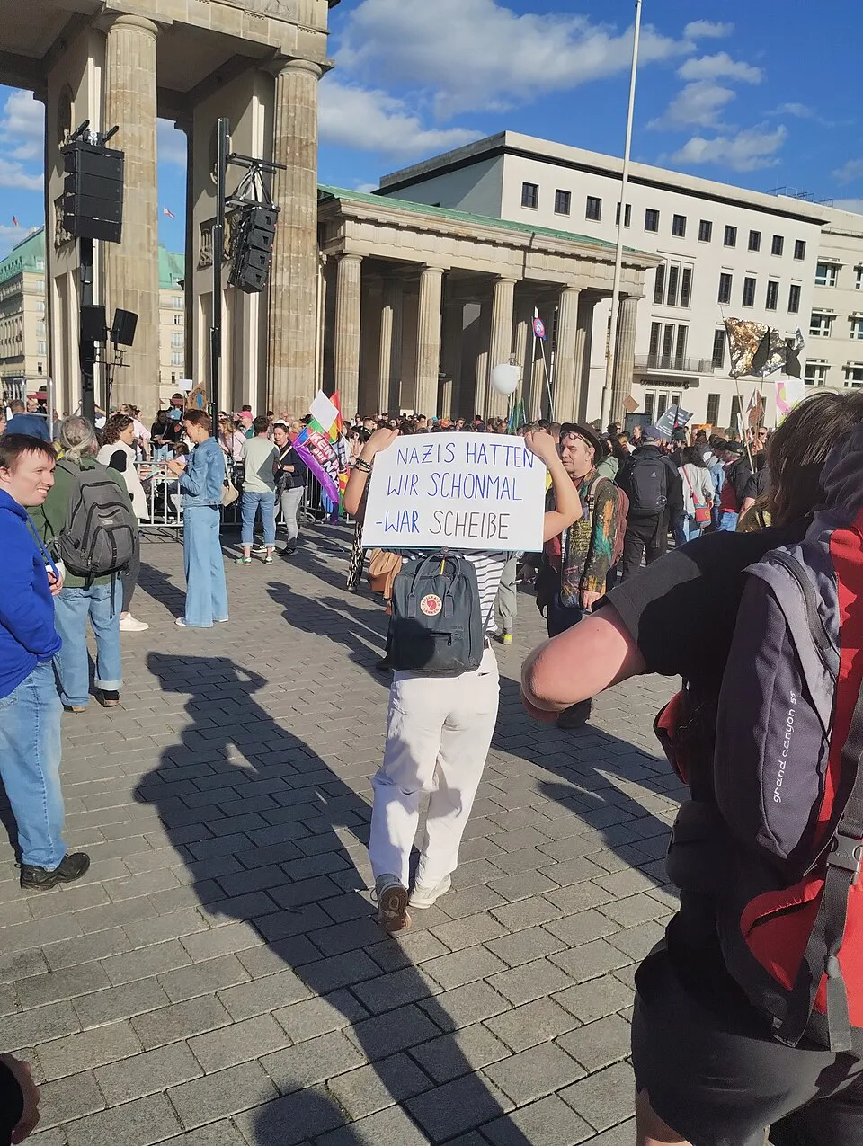 Pancarta con el texto «Nazis hatten wir schon mal – war scheiße», fotografiada en Berlin, Alemania.