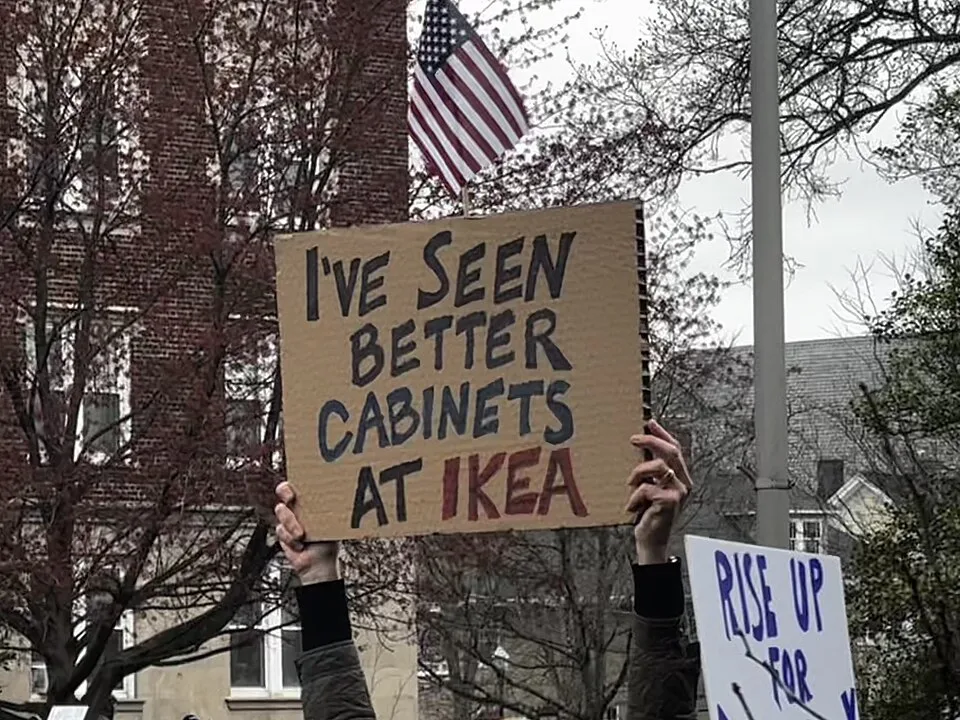 لافتة مظاهرة كُتب عليها «I've seen better cabinets at IKEA»، صُوّرت في Morristown, الولايات المتحدة.