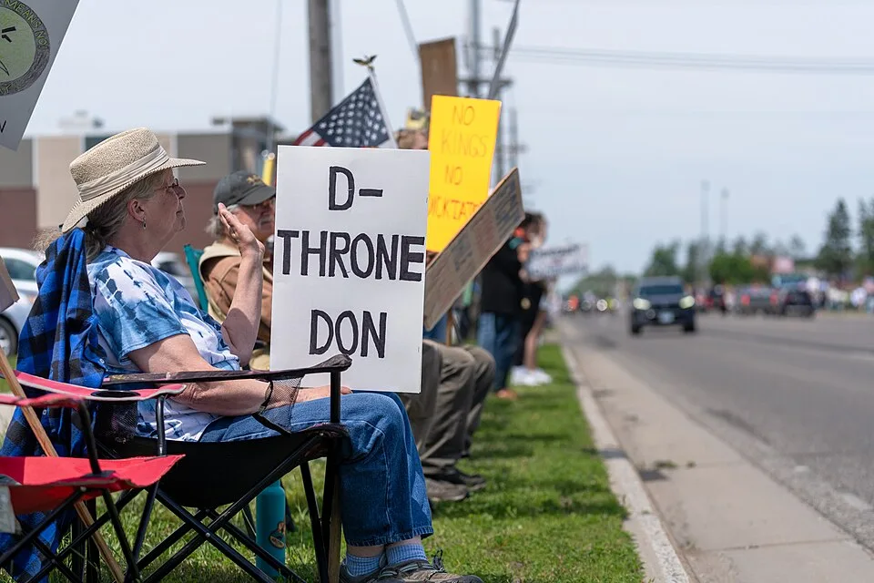 لافتة مظاهرة كُتب عليها «D-Throne Don»، صُوّرت في Bemidji, الولايات المتحدة.