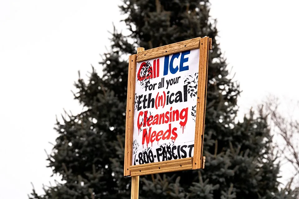لافتة مظاهرة كُتب عليها «Call ICE for all your Eth(n)ical Cleansing Needs: 1-800-FASCIST»، صُوّرت في Minneapolis, الولايات المتحدة.