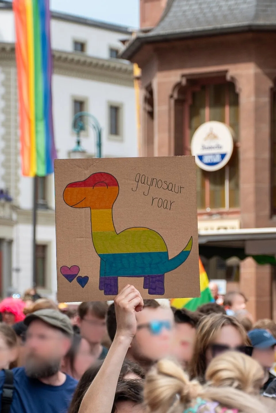 Pancarta con el texto «Gaynosaur: roar», fotografiada en Wiesbaden, Alemania.