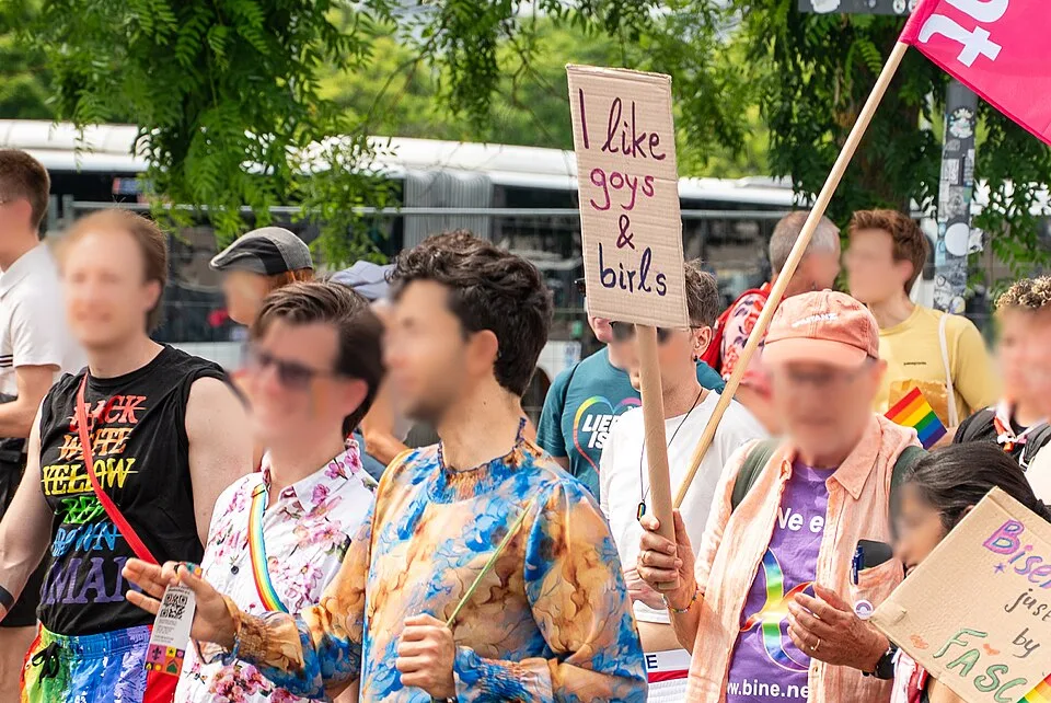 Pancarta con el texto «I like goys & birls», fotografiada en Wiesbaden, Alemania.