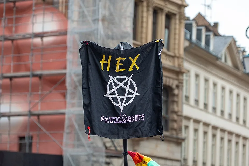 Pancarta con el texto «Hex the patriarchy», fotografiada en Wiesbaden, Alemania.