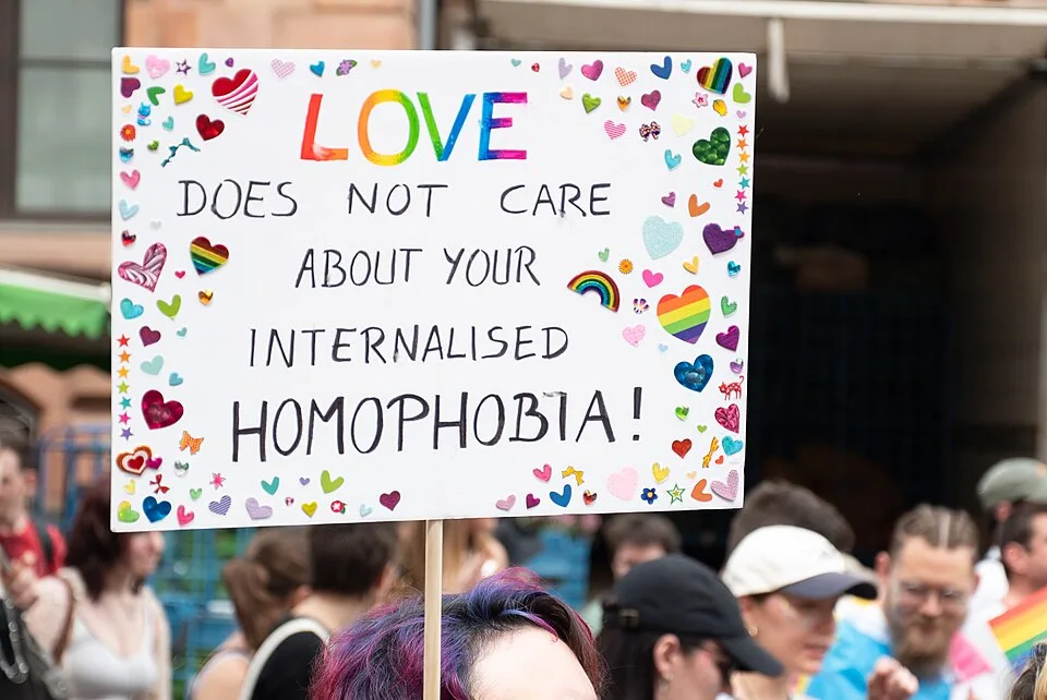 Pancarta con el texto «Love does not care about your internalised homophobia!», fotografiada en Wiesbaden, Alemania.