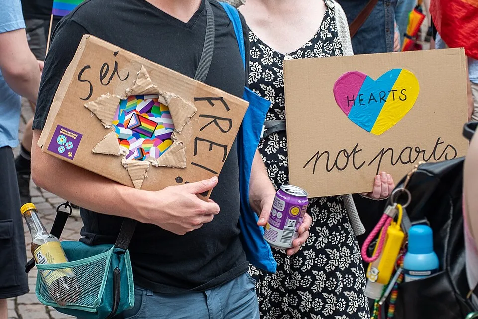Pancarta con el texto «Hearts, not parts», fotografiada en Wiesbaden, Alemania.