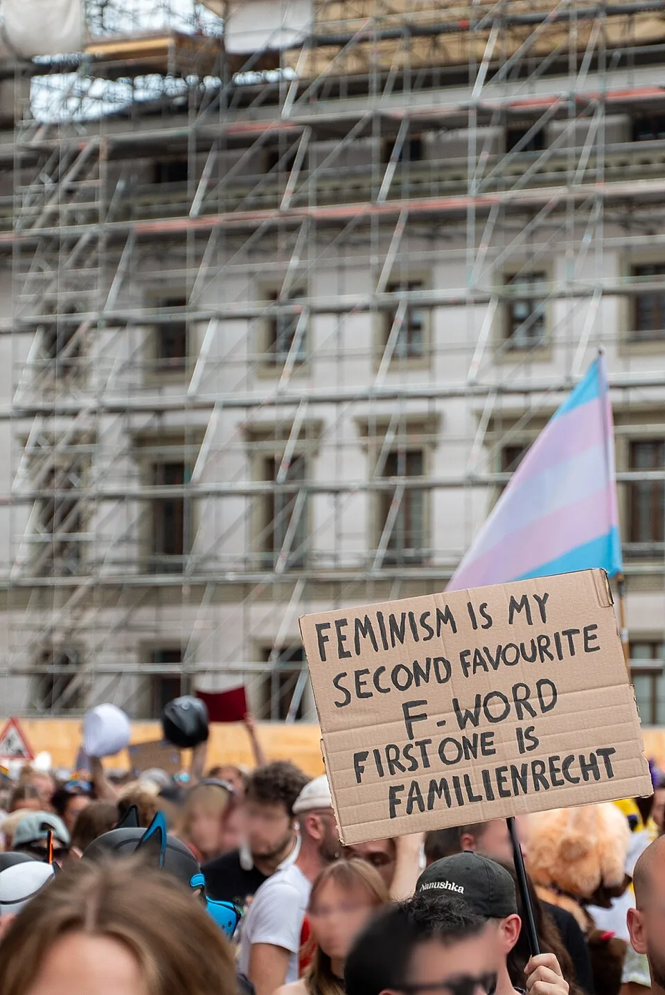 Pancarta con el texto «Feminism is my second favourite F-word. First one is Familienrecht», fotografiada en Wiesbaden, Alemania.