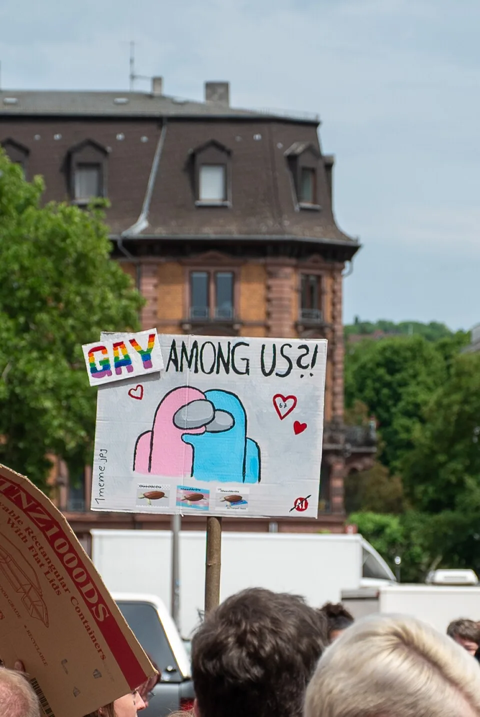 Pancarta con el texto «Gay among us?!», fotografiada en Wiesbaden, Alemania.