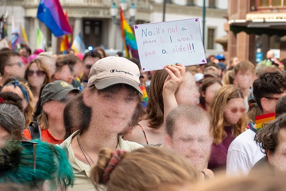 Pancarta con el texto «No, it's not a phase & I won't pick a side!!!», fotografiada en Wiesbaden, Alemania.