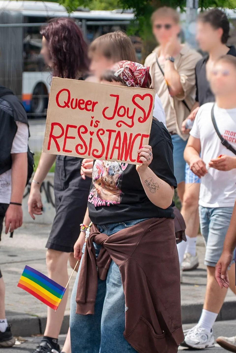 Pancarta con el texto «Queer joy is resistance», fotografiada en Wiesbaden, Alemania.