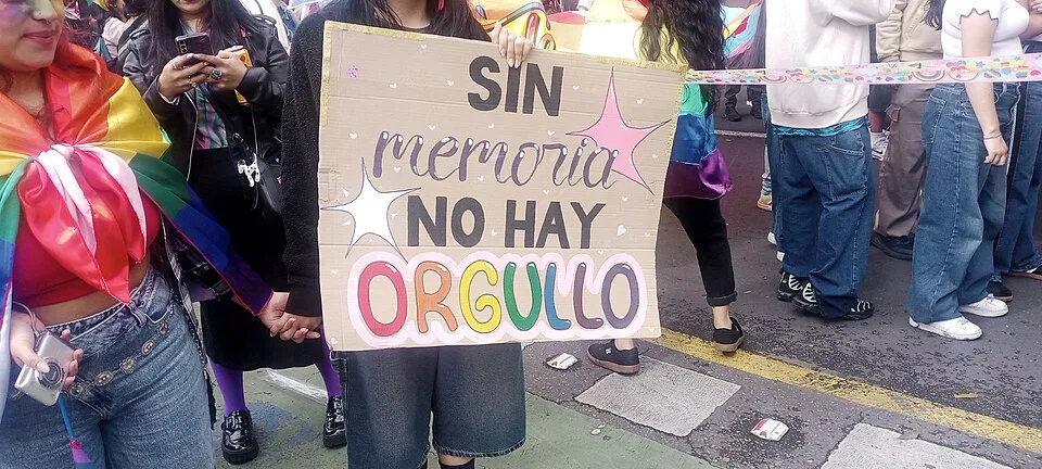 Protest sign reading “Sin memoria no hay orgullo”, photographed in Bogotá, Colombia.