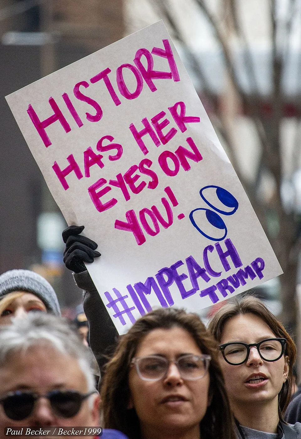 لافتة مظاهرة كُتب عليها «History has her eyes on you»، صُوّرت في Columbus, الولايات المتحدة.