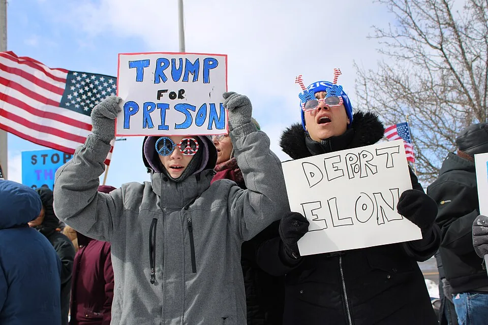 لافتة مظاهرة كُتب عليها «Deport Elon»، صُوّرت في Binghamton, الولايات المتحدة.