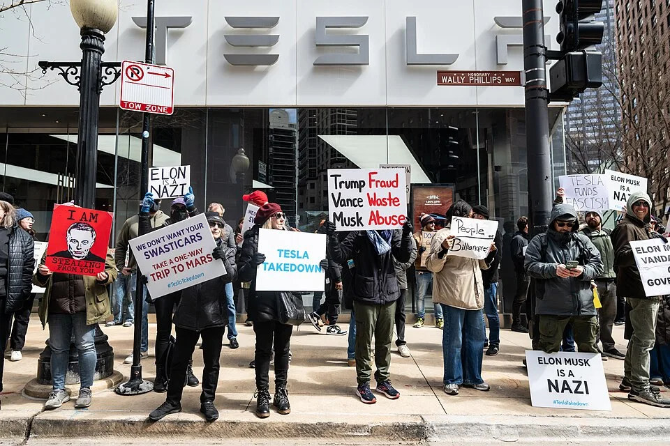لافتة مظاهرة كُتب عليها «Trump: fraud. Vance: waste. Musk: abuse.»، صُوّرت في Chicago, الولايات المتحدة.