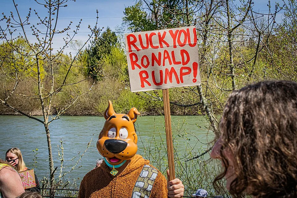لافتة احتجاج مكتوب عليها «Ruck you, Ronald Rump!»
