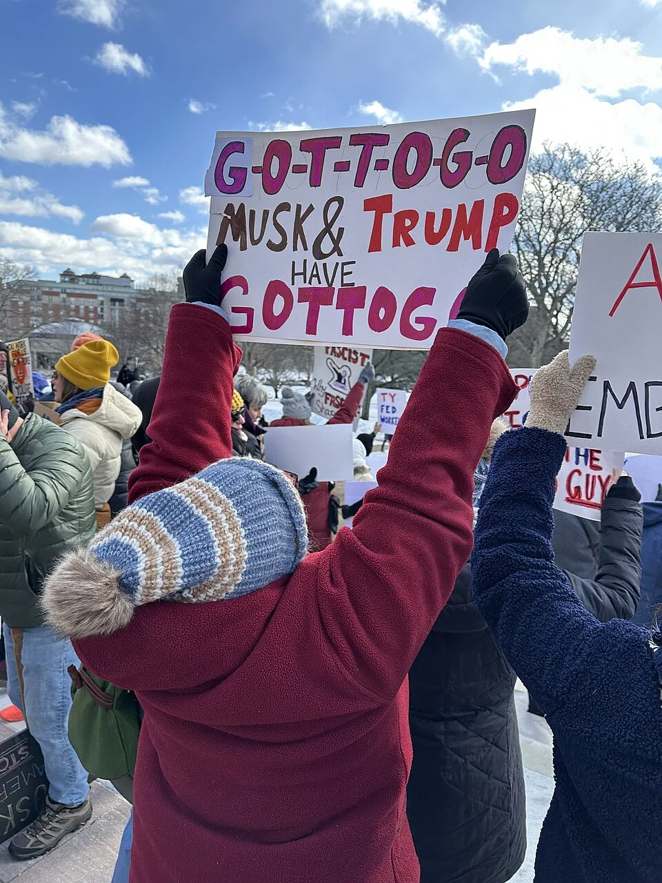 لافتة احتجاج مكتوب عليها «G-O-T-T-O-G-O. Musk & Trump have got to go»