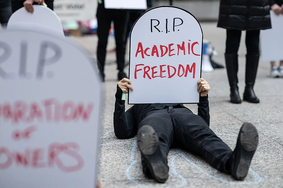 لافتة مظاهرة كُتب عليها «R.I.P. Academic Freedom»، صُوّرت في Chicago, الولايات المتحدة.