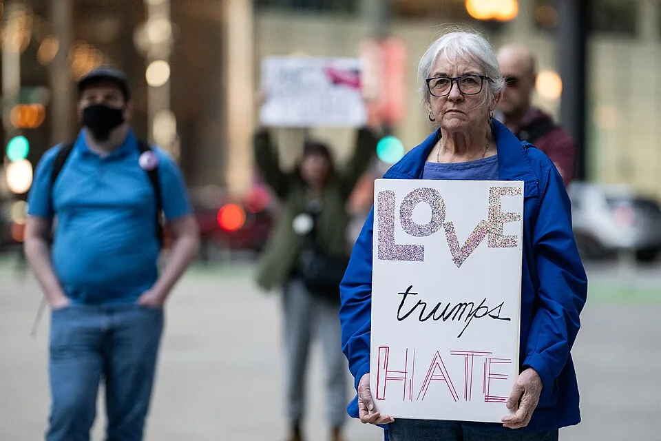 لافتة مظاهرة كُتب عليها «Love trumps hate»، صُوّرت في Chicago, الولايات المتحدة.
