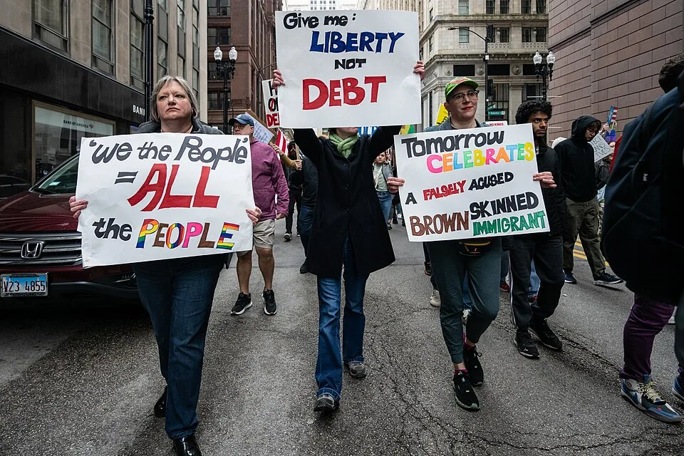 لافتة مظاهرة كُتب عليها «Give me liberty, not debt»، صُوّرت في Chicago, الولايات المتحدة.