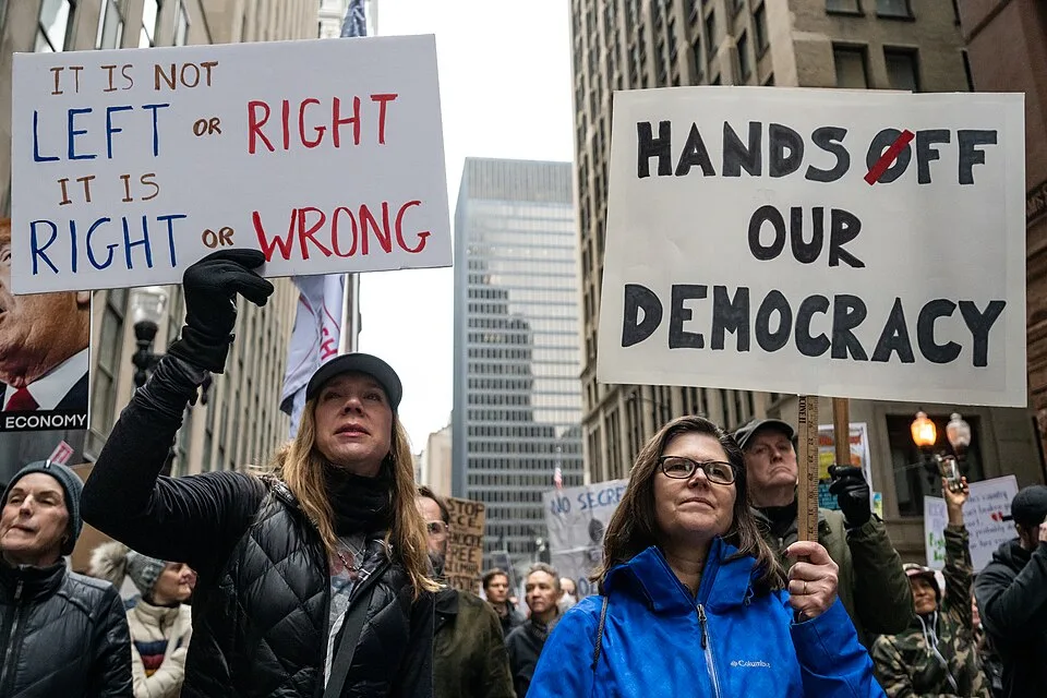 لافتة مظاهرة كُتب عليها «It is not left or right. It is right or wrong»، صُوّرت في Chicago, الولايات المتحدة.