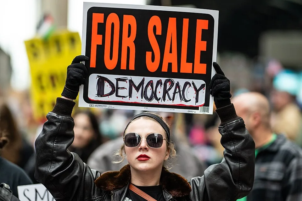لافتة مظاهرة كُتب عليها «For sale: democracy»، صُوّرت في Chicago, الولايات المتحدة.
