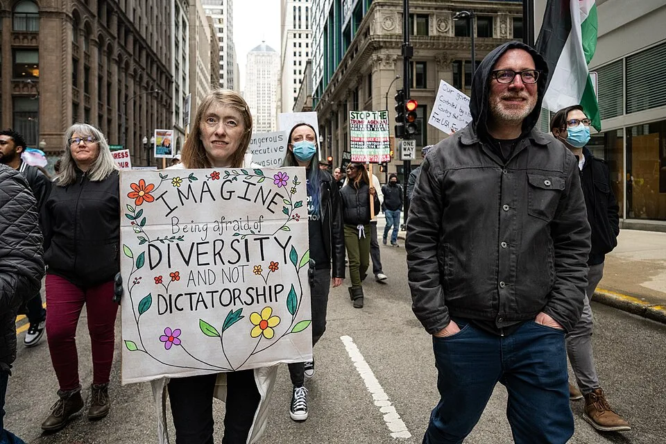 لافتة مظاهرة كُتب عليها «Imagine being afraid of diversity and not dictatorship»، صُوّرت في Chicago, الولايات المتحدة.