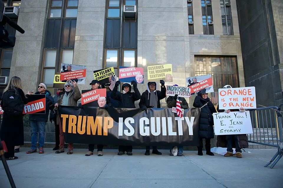 لافتة مظاهرة كُتب عليها «Orange is the new orange»، صُوّرت في New York, الولايات المتحدة.